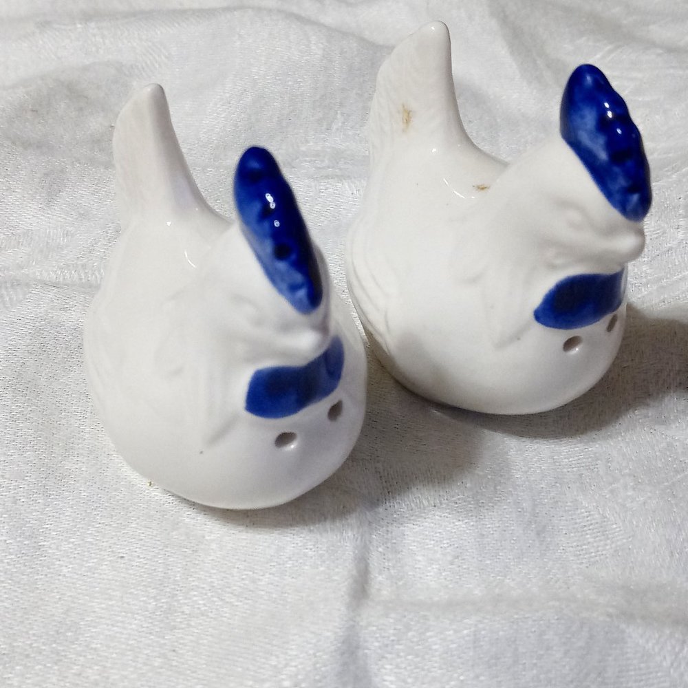 Adorable blue and white vintage rooster small salt and pepper shaker set